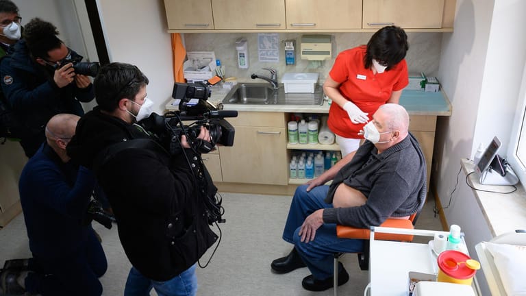 Pressetermin in einer Hausarztpraxis in Sachsen: Ab der Woche nach Ostern werden die Praxen in Deutschland flächendeckend in die Impfkampagne einbezogen.