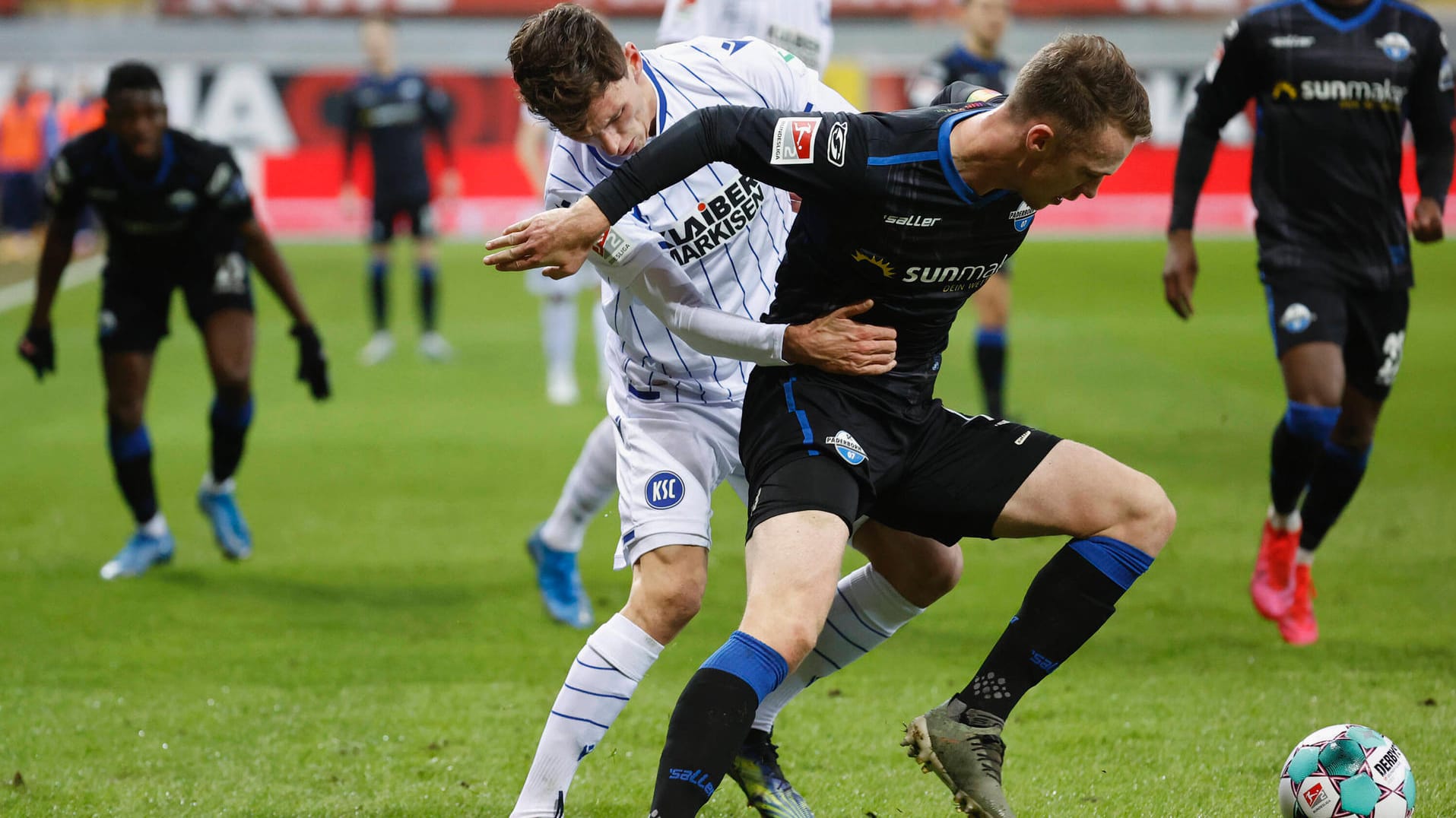 Kampf um den Ball: Karlsruhes Goller (l.) gegen Paderborns Schonlau.