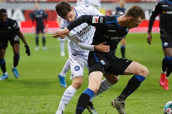 Kampf um den Ball: Karlsruhes Goller (l.) gegen Paderborns Schonlau.
