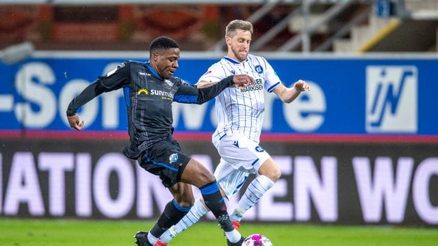 Frederic Ananou (l) im Zweikampf mit KSC-Profi Marc Lorenz.