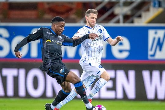 Frederic Ananou (l) im Zweikampf mit KSC-Profi Marc Lorenz.