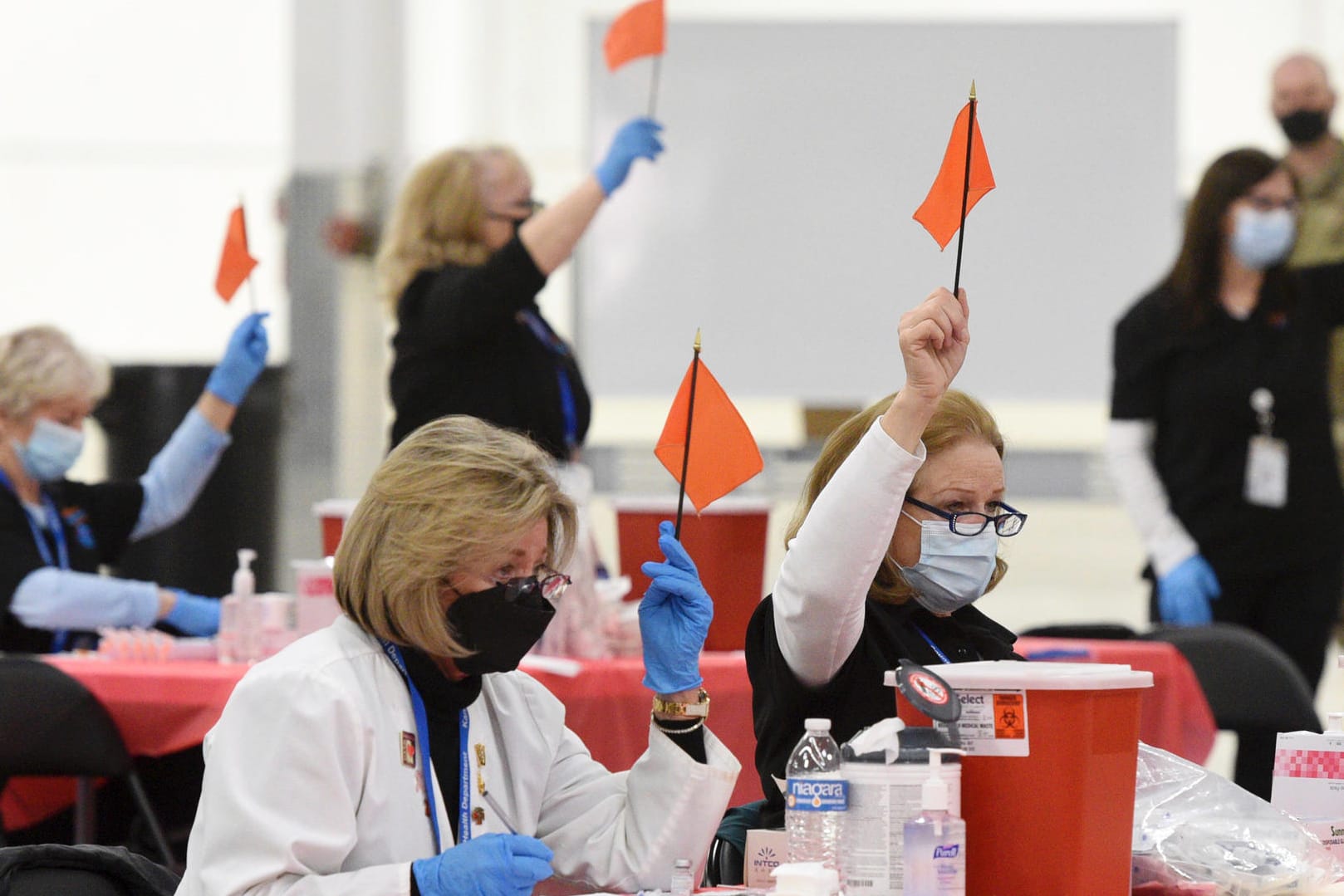 "Hier ist was frei!", "Und hier auch!": Freiwillig tätige Krankenschwestern zeigen in einem Impfzentrum in Batavia, US-Staat Illinois, freie Impfplätze an.