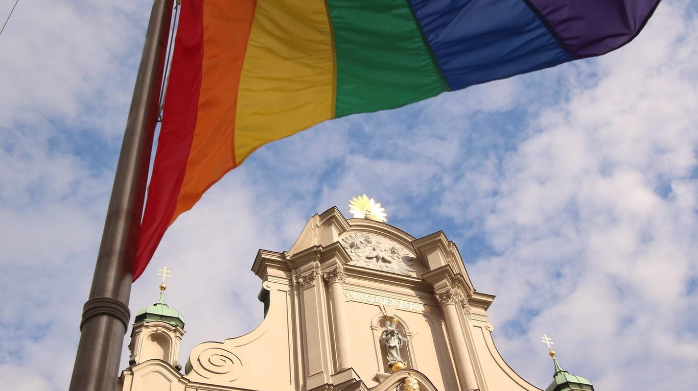 Regenbogenflagge vor der Peterskirche in München anlässlich des Christopher Street Day (Archivbild): Selbst Gegenstände, Pflanzen und Tiere wurden von der Kirche bereits gesegnet.