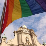 Regenbogenflagge vor der Peterskirche in München anlässlich des Christopher Street Day (Archivbild): Selbst Gegenstände, Pflanzen und Tiere wurden von der Kirche bereits gesegnet.