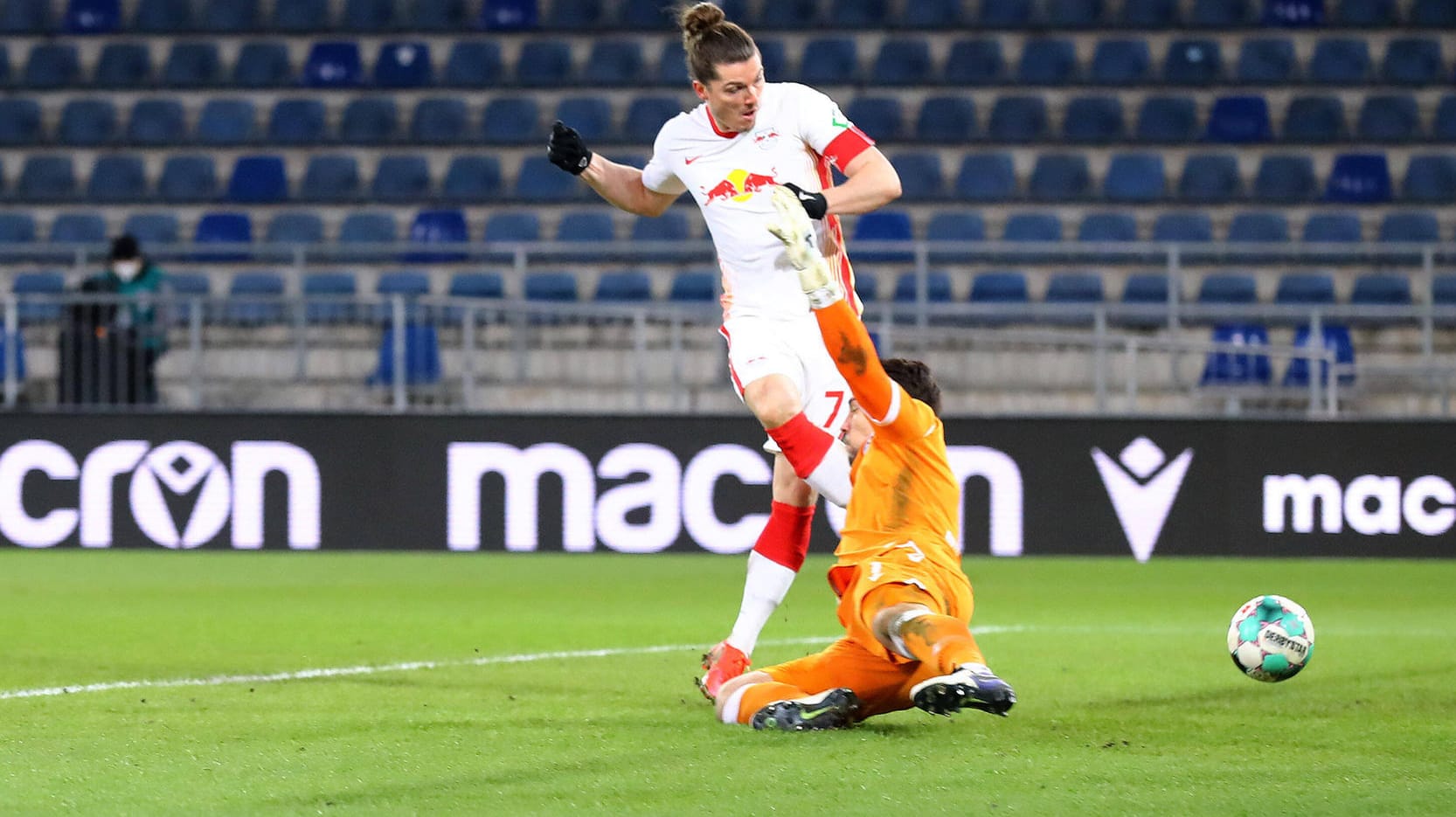 Traf zum 1:0: Leipzigs Sabitzer (l.) ließ Bielefeld-Torwart Ortega keine Chance. Traf zum 1:0: Leipzigs Sabitzer (l.) ließ Bielefeld-Torwart Ortega keine Chance.