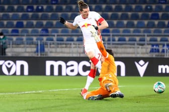Traf zum 1:0: Leipzigs Sabitzer (l.) ließ Bielefeld-Torwart Ortega keine Chance.
