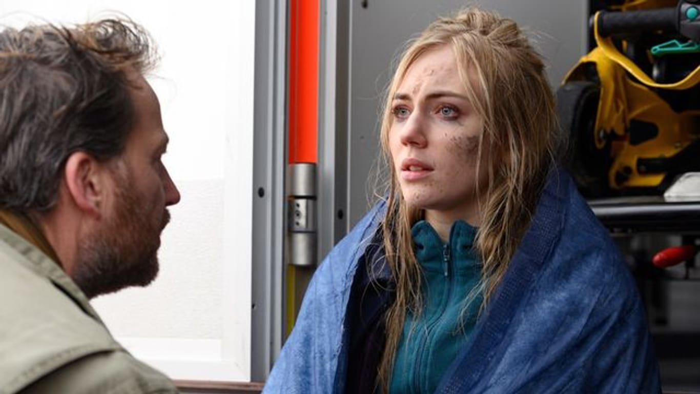 Frank Weller (Christian Erdmann) befragt Laura Godlinski (Elisa Schlott) nach ihrer Rettung aus dem Watt.