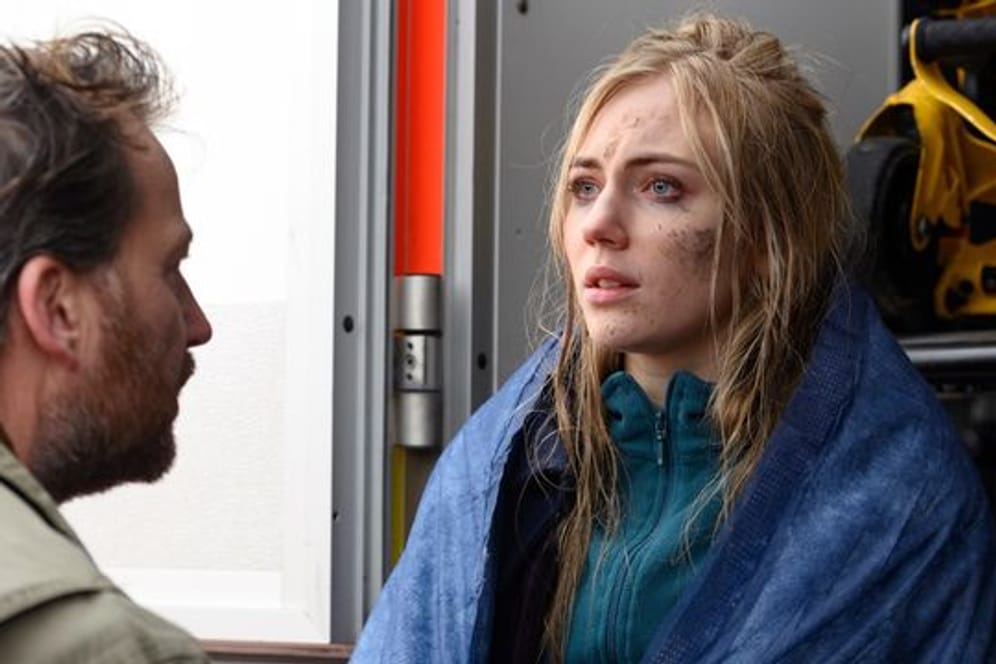 Frank Weller (Christian Erdmann) befragt Laura Godlinski (Elisa Schlott) nach ihrer Rettung aus dem Watt.