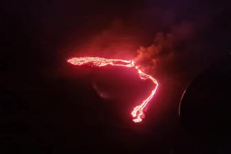 Lava-Ströme ergießen sich aus dem Vulkan Fagradalsfjall im Süden Islands.