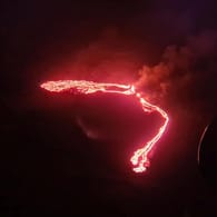 Lava-Ströme ergießen sich aus dem Vulkan Fagradalsfjall im Süden Islands.