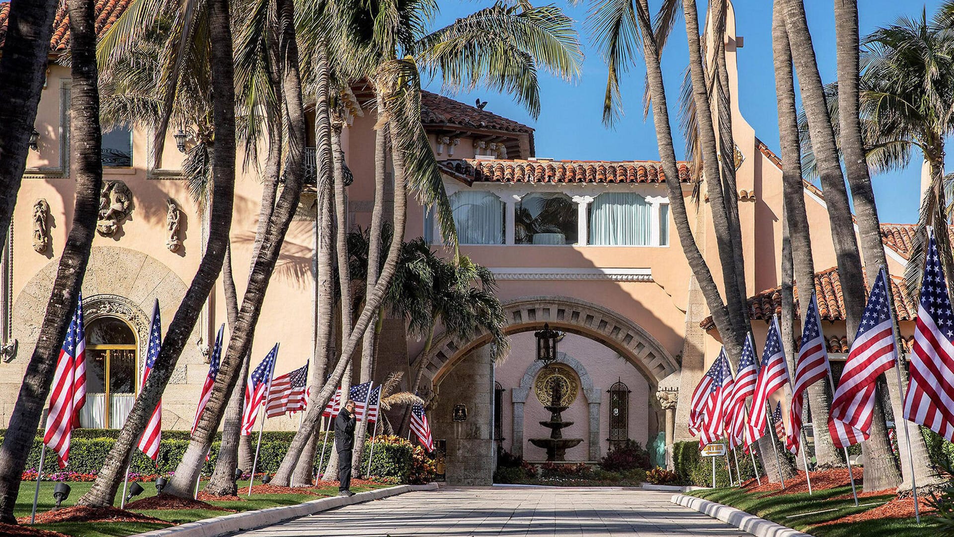 Der Eingangsbereich des Ressorts Mar-a-lago (Archivbild). In dem Anwesen von Ex-Präsident Trump soll es zwei neue Corona-Fälle geben. Der Eingangsbereich des Ressorts Mar-a-lago (Archivbild). In dem Anwesen von Ex-Präsident Trump soll es zwei neue Corona-Fälle geben.