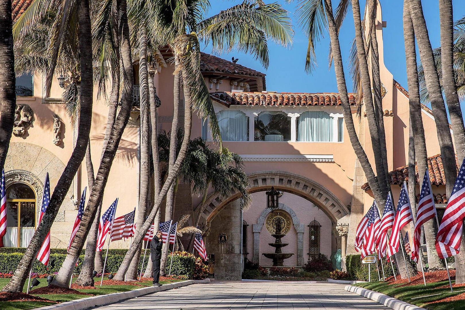 Der Eingangsbereich des Ressorts Mar-a-lago (Archivbild). In dem Anwesen von Ex-Präsident Trump soll es zwei neue Corona-Fälle geben.