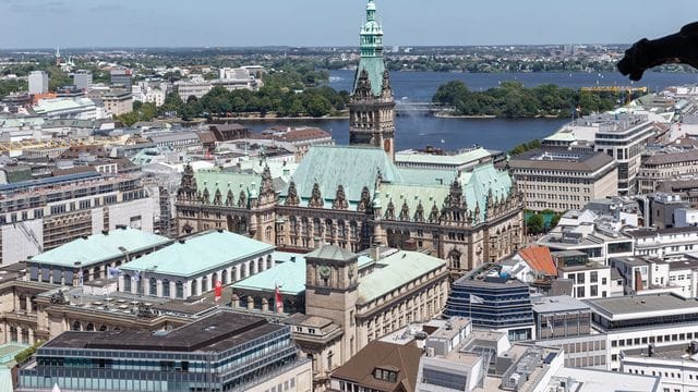 Blick auf das Hamburger Rathaus sowie Binnen- und Außenalster (Archivbild): In der Stadt gelten nun wieder verschärfte Corona-Regeln. Blick auf das Hamburger Rathaus sowie Binnen- und Außenalster (Archivbild): In der Stadt gelten nun wieder verschärfte Corona-Regeln.