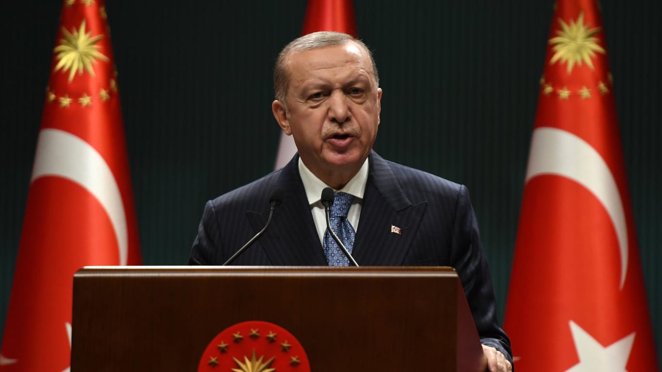 Der türkische Präsident Recep Tayyip Erdoğan spricht bei einem Kabinetttreffen. Obwohl ein Mitbegründer, ist er jetzt aus der Frauenschutz-Konvention ausgetreten.