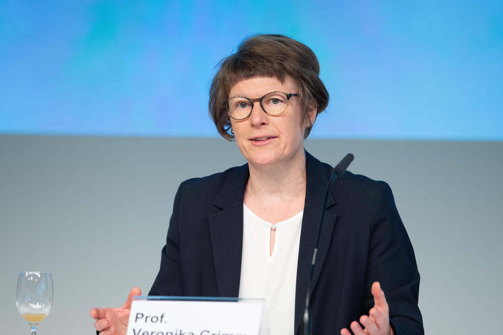 Die Wirtschaftsweise Veronika Grimm bei einer Tagung (Archivbild). Sie warnt vor einer sozialen Spaltung als Folge der Corona-Pandemie.