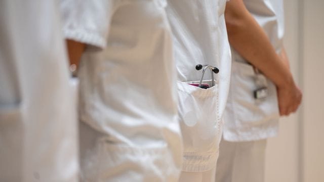 Mediziner fordern wieder schärfere Beschränkungen in der Corona-Pandemie. Mediziner fordern wieder schärfere Beschränkungen in der Corona-Pandemie.