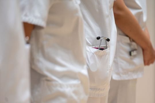 Mediziner fordern wieder schärfere Beschränkungen in der Corona-Pandemie.