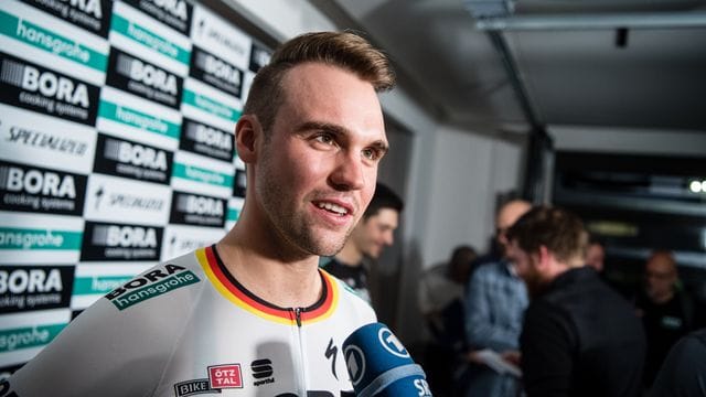 Maximilian Schachmann feiert seine Mailand-Sanremo-Premiere.