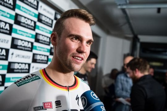 Maximilian Schachmann feiert seine Mailand-Sanremo-Premiere.