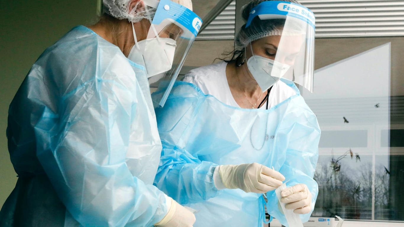 Zwei Mitarbeiterinnen im Corona-Testzentrum: Das RKI verzeichnet mehr als 16.000 Neuinfektionen.