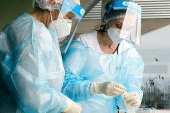 Zwei Mitarbeiterinnen im Corona-Testzentrum: Das RKI verzeichnet mehr als 16.000 Neuinfektionen.