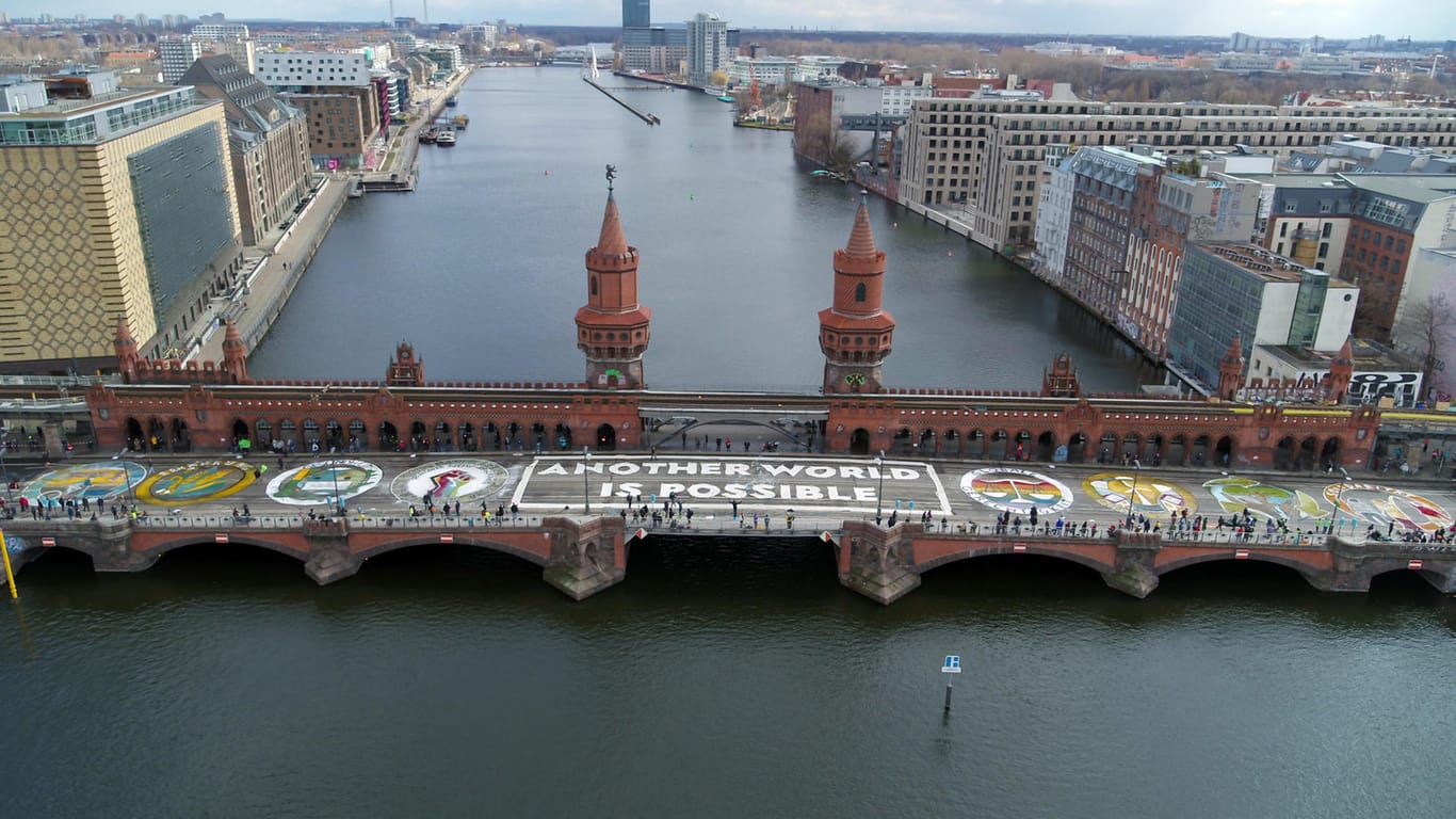 Aktivisten von Fridays for Future haben den Schriftzug "Another World is possible" an der Oberbaumbrücke gemalt.