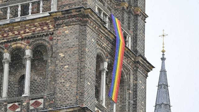 Eine Regenbogenfahne schmückt die Pfarrkirche Breitenfeld in Wien. Eine Regenbogenfahne schmückt die Pfarrkirche Breitenfeld in Wien.