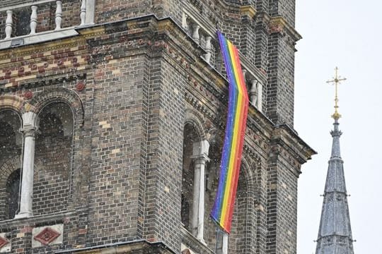 Eine Regenbogenfahne schmückt die Pfarrkirche Breitenfeld in Wien.