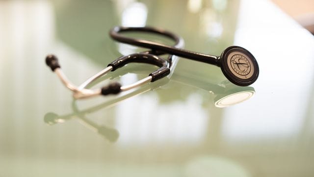 Ein Stethoskop liegt in einem Behandlungszeimmer eines Facharztes für Allgemeinmedizin. Ein Stethoskop liegt in einem Behandlungszeimmer eines Facharztes für Allgemeinmedizin.