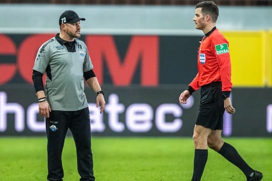 Paderborns Trainer Steffen Baumgart (l) regt sich über Schiedsrichter Harm Osmers auf.