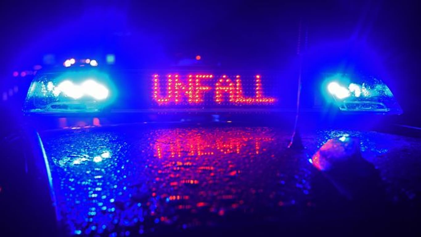 Blaulicht und der LED-Schriftzug "Unfall" auf dem Dach eines Polizeistreifenwagens (Symbolbild): Auf der A14 ist es zu einem tödlichen Unfall gekommen.