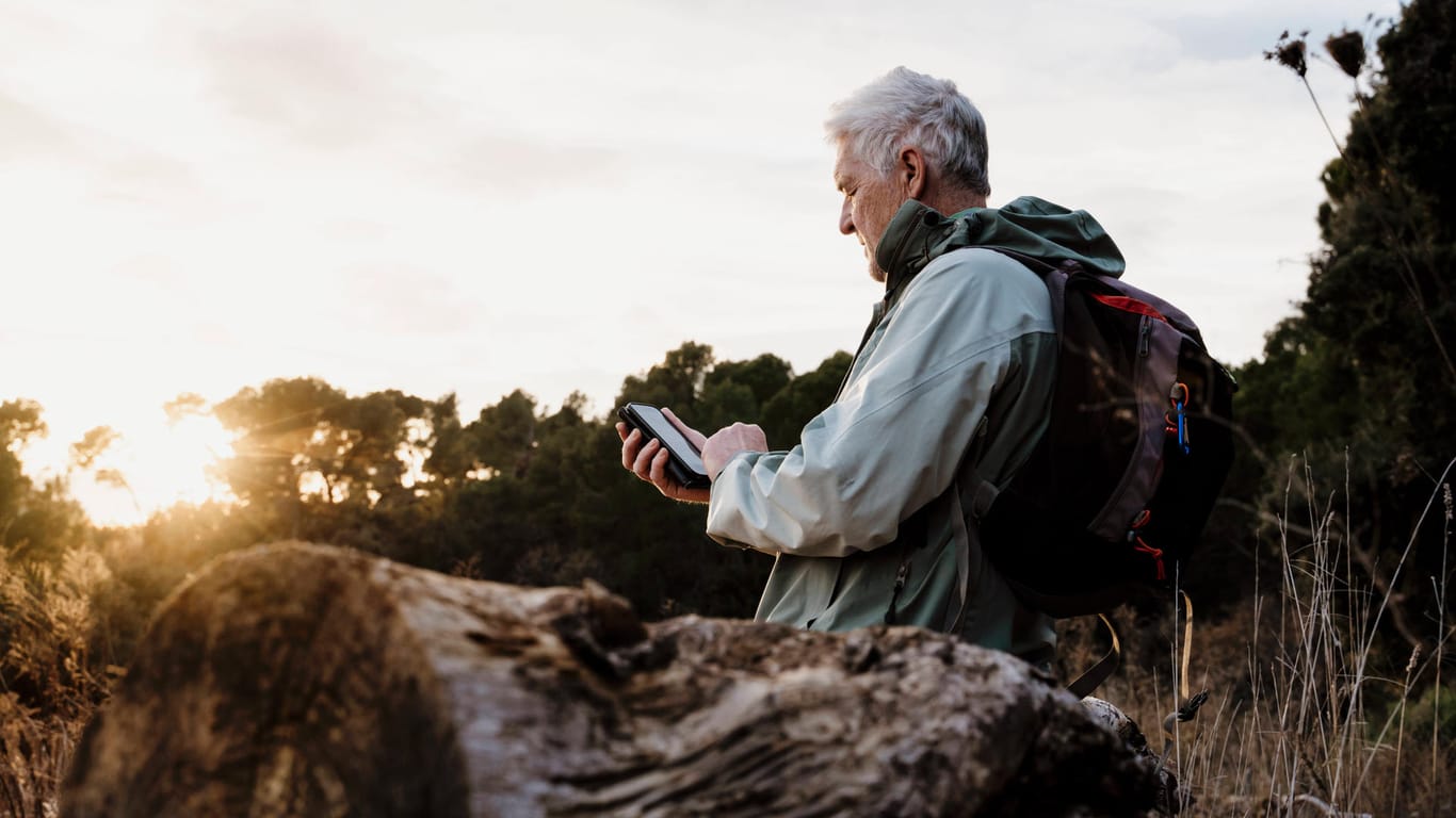 Mann auf Wanderung mit Handy: Auf vielen Routen gibt es keinen Empfang