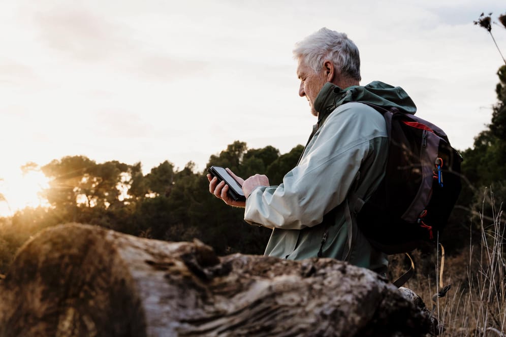 Mann auf Wanderung mit Handy: Auf vielen Routen gibt es keinen Empfang