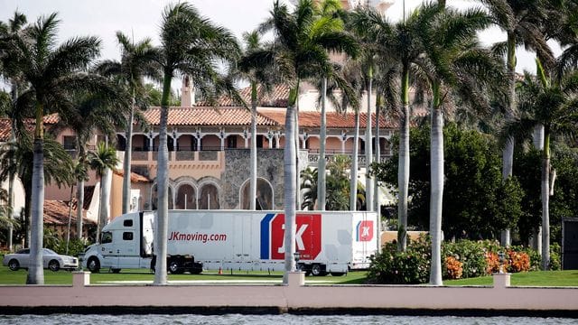 In das luxuriöse Anwesen in Palm Beach, Florida, hatte sich Ex-Präsident Donald Trump nach seinem Abschied aus dem Weißen Haus zurückgezogen. In das luxuriöse Anwesen in Palm Beach, Florida, hatte sich Ex-Präsident Donald Trump nach seinem Abschied aus dem Weißen Haus zurückgezogen.