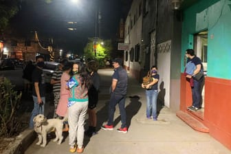 Menschen nach dem Erdbeben in Mexiko: Es war kaum zu spüren, aber der Alarm sorgte für viel Unruhe.