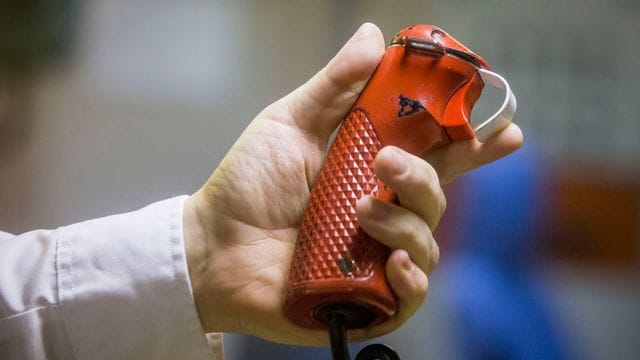 Eine Hand hält an Bord des britischen U-Boots "HMS Vigilant" die rote Auslöse-Einrichtung, die der Waffenoffizier des U-Boots im Fall eines Atomwaffen-Einsatzes nutzen würde. Eine Hand hält an Bord des britischen U-Boots "HMS Vigilant" die rote Auslöse-Einrichtung, die der Waffenoffizier des U-Boots im Fall eines Atomwaffen-Einsatzes nutzen würde.