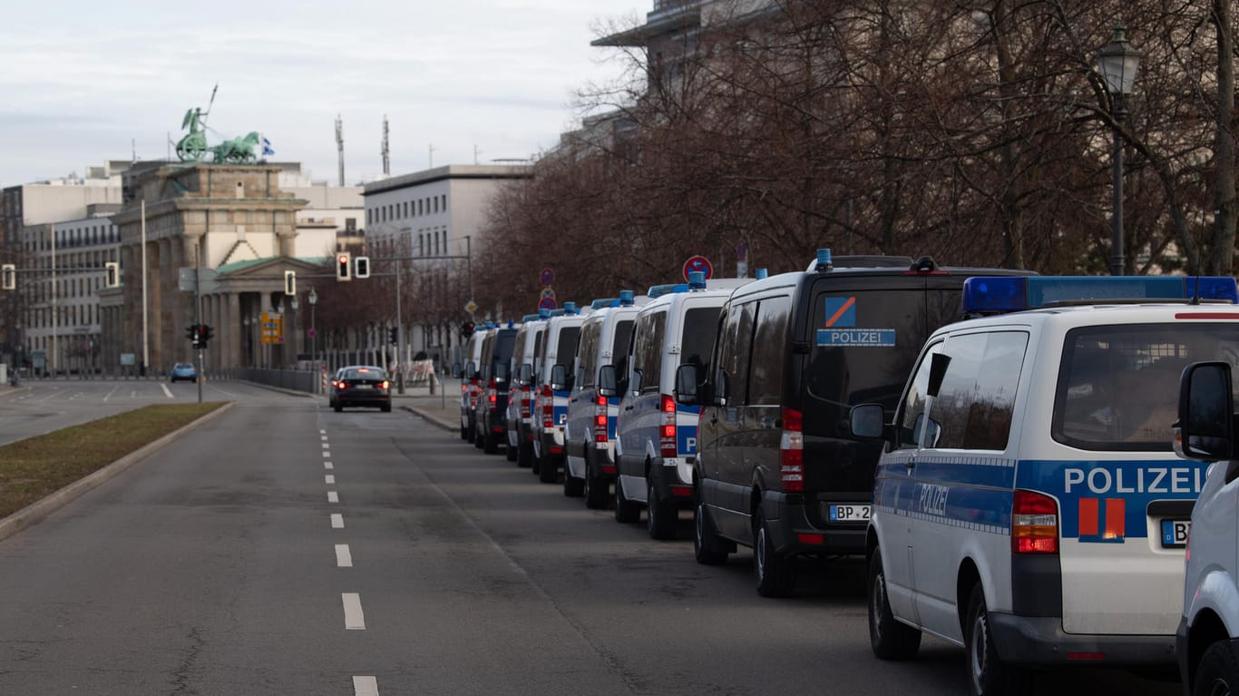 Einsatzwagen der Polizei stehen unweit des Brandenburger Tores: Rund um das Brandenburger Tor war die Polizei mit bis zu 1.800 Beamten im Einsatz.