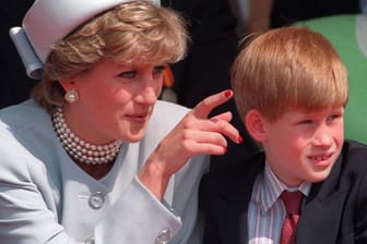 1995: Prinzessin Diana mit ihrem Sohn Prinz Harry.