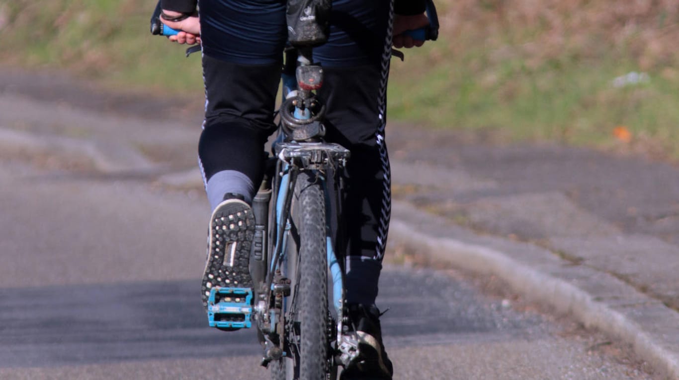 Ein Radfahrer von hinten (Symbolbild): Bei Bielefeld ist ein Fahrradfahrer auf der Autobahn gefahren.