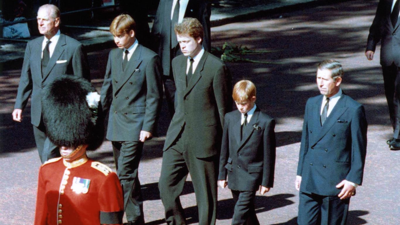 Trauermarsch für die verstorbene Diana: Prinz William, Earl of Spencer, Bruder von Lady Diana Spencer, Prinz Harry und Prinz Charles 1997 in London.