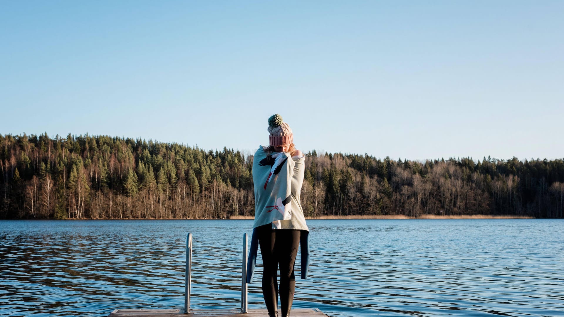 Eine Frau ist nach dem Baden im kalten Wasser in eine Decke gehüllt (Symbolbild): Die Karlsruherin Svetlana Dineva hat das Kaltbaden für sich entdeckt.