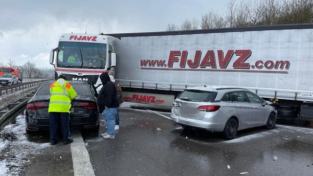 Fahrzeuge stehen quer nach einer Massenkarambolage auf der Autobahn A9. Fahrzeuge stehen quer nach einer Massenkarambolage auf der Autobahn A9.