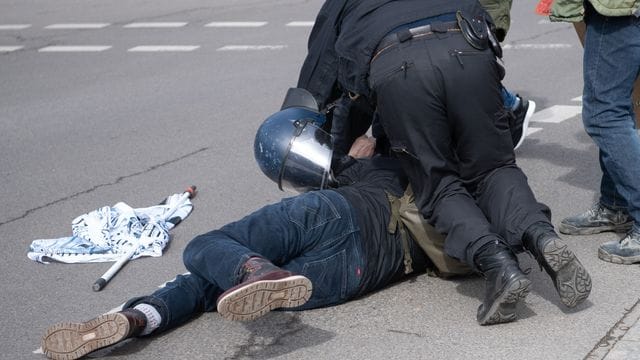 Ein Teilnehmer einer Demonstration von Rechtsextremisten und sogenannten Reichsbürgern wird von der Polizei am Brandenburger Tor in Berlin festgenommen. Ein Teilnehmer einer Demonstration von Rechtsextremisten und sogenannten Reichsbürgern wird von der Polizei am Brandenburger Tor in Berlin festgenommen.
