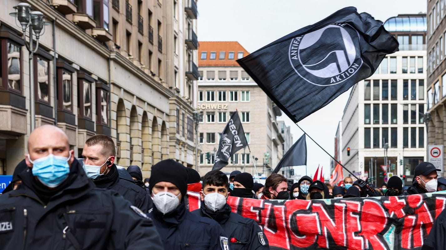 Polizeibeamte sichern eine Gegendemonstration zu den teils rechtsextremen Kundgebungen, die am Samstag in der Hauptstadt unterwegs sind.