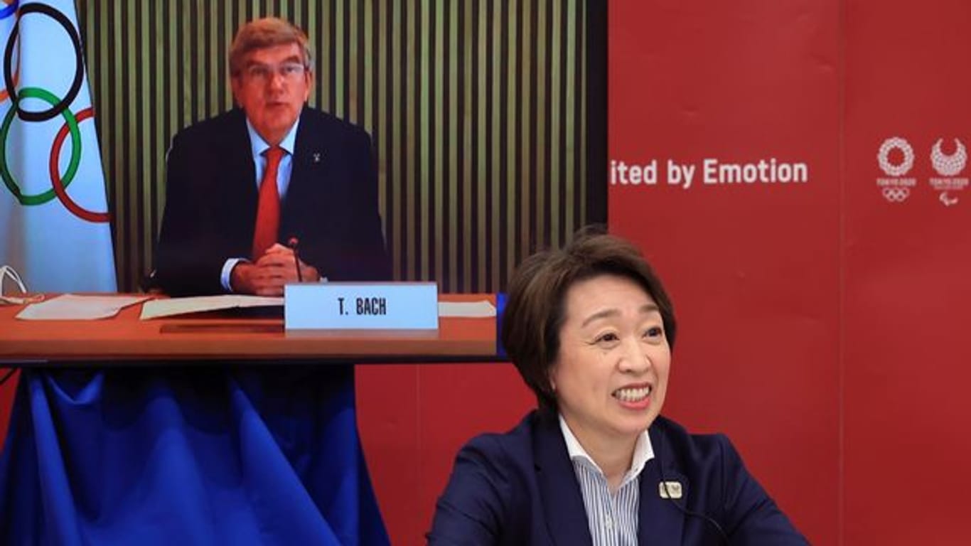 Videokonferenz mit IOC-Präsident Thomas Bach (l, auf dem Monitor) und Seiko Hashimoto, Präsidentin des Organisationskomitees.