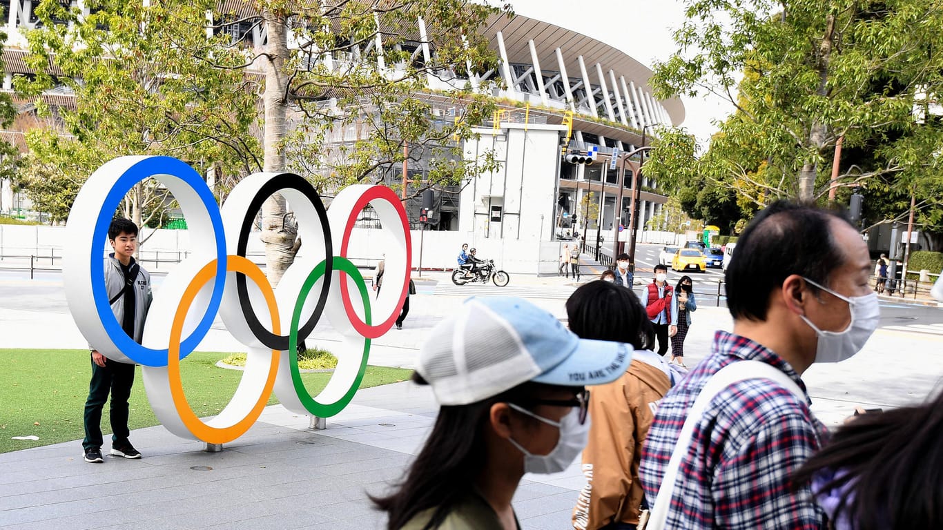 Die Olympischen Ringe vor dem Stadion in Tokio: Ausländische Fans werden diese nur am Fernseher betrachten können.