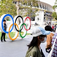 Die Olympischen Ringe vor dem Stadion in Tokio: Ausländische Fans werden diese nur am Fernseher betrachten können.