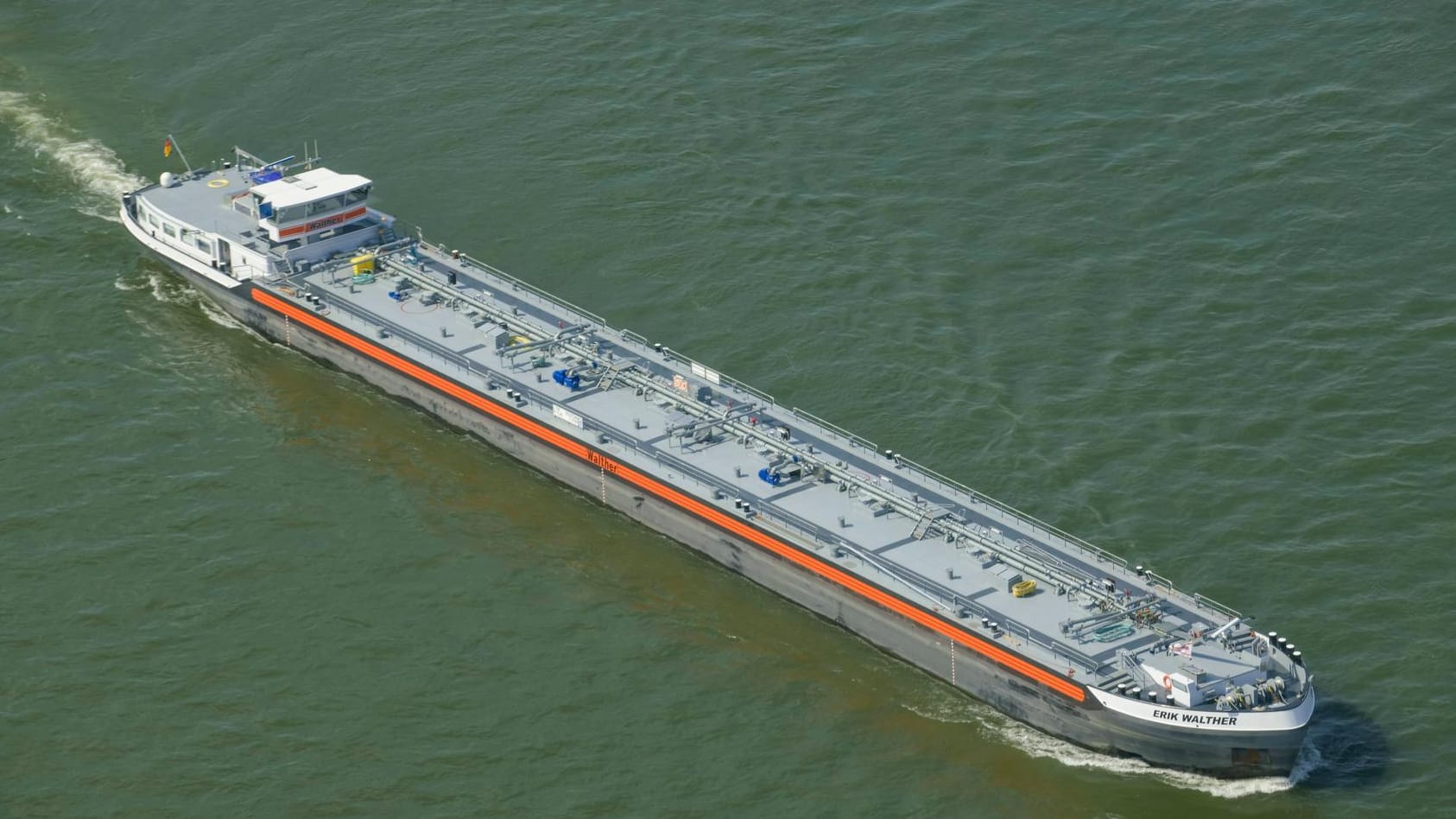 Ein Tankschiff auf dem Rhein in Düsseldorf (Symbolbild): Dort musste die Feuerwehr ein auf Grund gelaufenes Schiff befreien. Ein Tankschiff auf dem Rhein in Düsseldorf (Symbolbild): Dort musste die Feuerwehr ein auf Grund gelaufenes Schiff befreien.