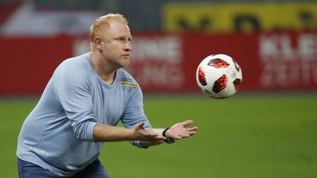 Trainer Heiko Vogel wird unsportliches Verhaltens gegenüber zwei Schiedsrichter-Assistentinnen zur Last gelegt. Trainer Heiko Vogel wird unsportliches Verhaltens gegenüber zwei Schiedsrichter-Assistentinnen zur Last gelegt.