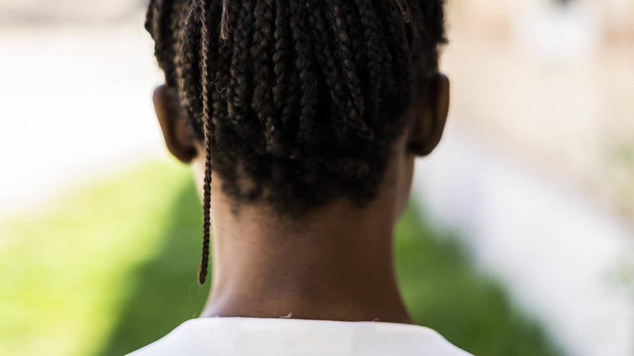 Eine Frau von hinten (Symbolbild): Diana aus Uganda wurde in Berlin Kirchenasyl gewährt.